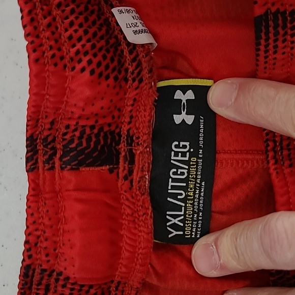 Under Armour boy's red and black athletic shorts size XL - Picture 3 of 5